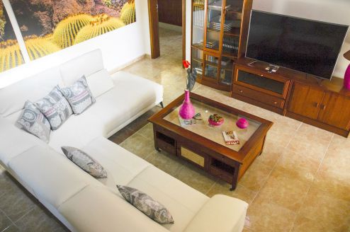 L-104 Villa Lanzarote Wohnzimmer mit großem SAT-TV