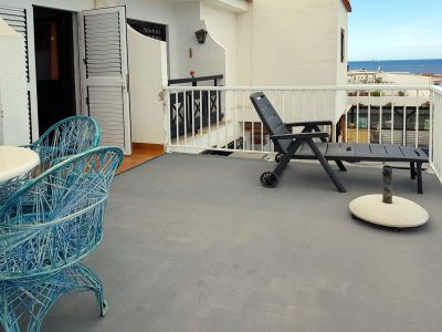 Überdachte Terrasse Balkon mit Sonnenliege