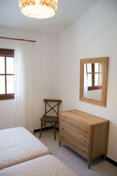 Schlafzimmer mit Doppelbett und KOmmode / Ferienwohnung G-014