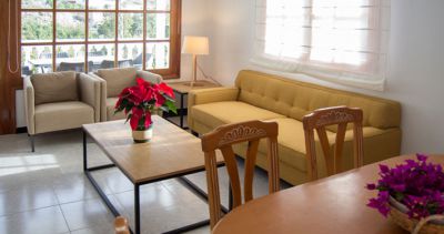 Wohnraum mit Couchecke und Tisch / G-014 