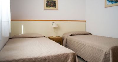 Schlafzimmer 2 mit Einzelbetten links