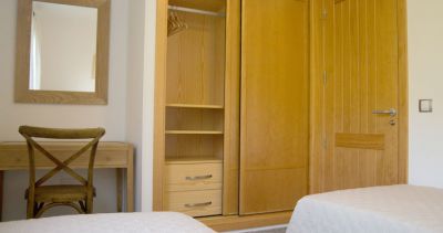 Schlafzimmer mit Kleiderschrank