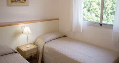 Schlafzimmer mit Einzelbetten links