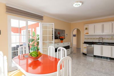 Villa G-098 Küche mit Kühlgefrierkombi
