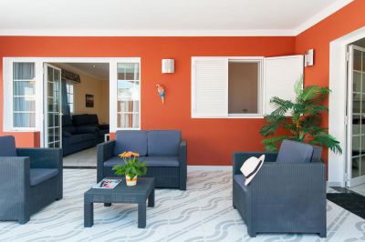 Villa G-098 überdachte Terrasse mit Gartensesseln