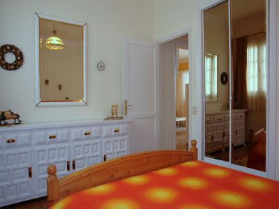 TFN-058 Ferienhaus Schlafzimmer mit Doppelbett und Schrank