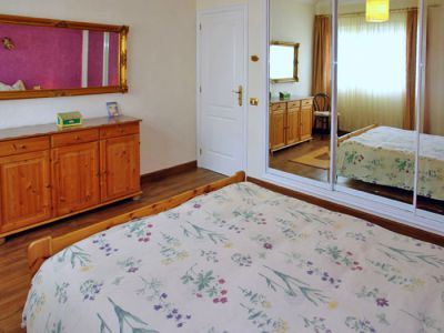 Ferienhaus TFN-059 Schlafzimmer 1 mit Doppelbett und Schrank
