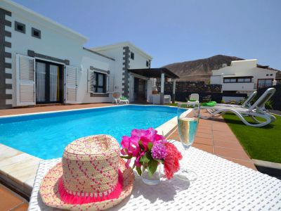 Villa mit Pool in Playa Blanca L-018 Pool und Sonnenliegen