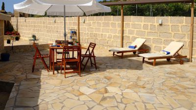 Finca Teneriffa Süd - große Terrasse mit Sonnenliegen