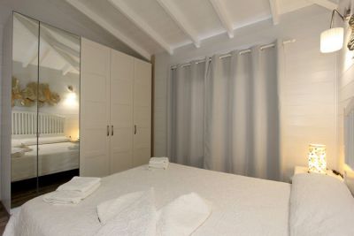 Schlafzimmer 2 mit Doppelbett und Schrank