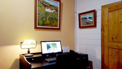 Büroraum mit Laptop im Flur