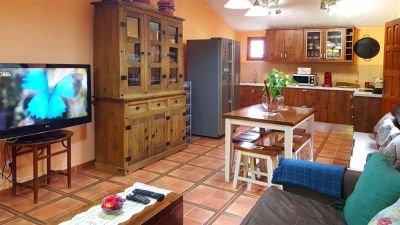 Gran Canaria Finca G-144 - Wohnzimmer mit Couch und SAT-TV