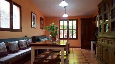 Gran Canaria Finca G-144 - Wohnzimmer mit Couch und Schrank