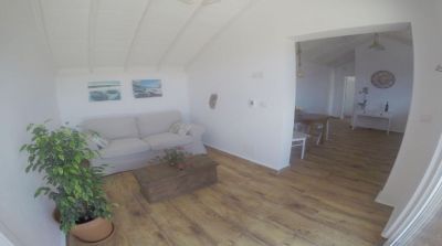 Ferienhaus La Palma P-221 Wohnraum mit Blick in die Küche