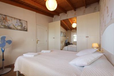 Teneriffa Finca TFS-084 Schlafzimmer mit Doppelbett und Schrank