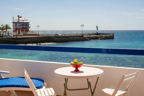 Ferienwohnung am Meer Lanzarote / Terrasse mit Tisch