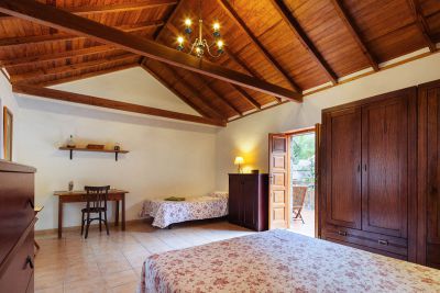 Gran Canaria Finca G-008 Schlafzimmer mit Doppelbett und Einzelbett