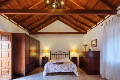 Gran Canaria Finca G-008 Schlafzimmer mit Doppelbett und Schrank