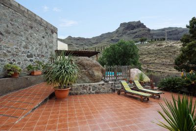 Gran Canaria Finca G-008 Terrasse mit Sonnenliegen Gesamtansicht