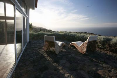 H-085 aussergewöhnliches Ferienhaus - Terrasse mit zwei Sonnenliegen