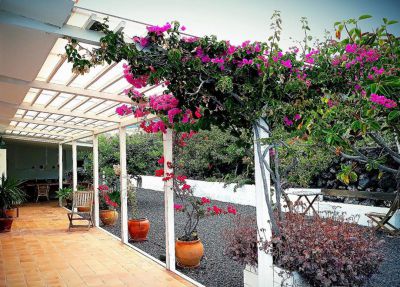 H-085 aussergewöhnliches Ferienhaus - Pergola mit Kletterblume