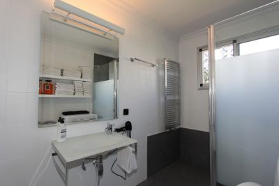 TFN-074 Badezimmer mit Waschbecken links