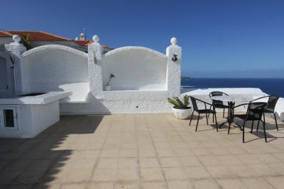TFN-074 Ferienhaus direkt am Meer - Terrasse mit Tisch