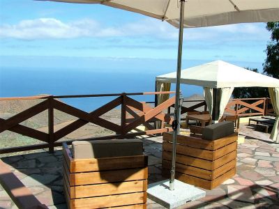 Ferienhaus El Hierro H-070 Terrasse mit Sonnenschirm