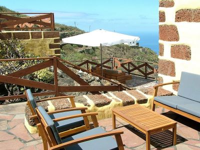 Ferienhaus El Hierro H-070 Terrasse mit Gartenmöbeln