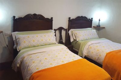 G-245 Schlafzimmer mit Einzelbetten links