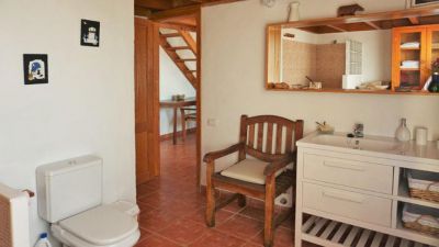 P-204 Ferienhaus La Palma Bad mit Schrank und Holzsessel