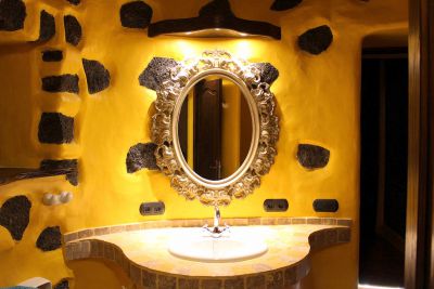 Badezimmer - Waschbecken mit Spiegel