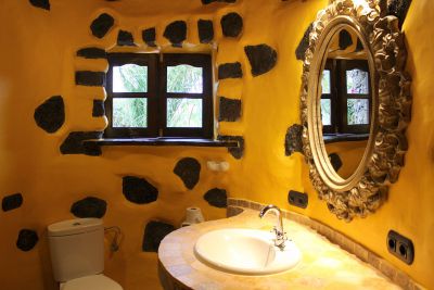 Badezimmer - Waschbecken mit Spiegel und Toilette
