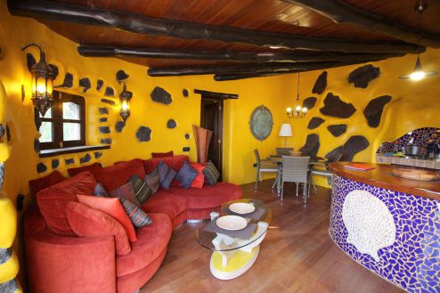 Ferienhaus Lanzarote L-068 Wohnraum mit Couch und Esstisch