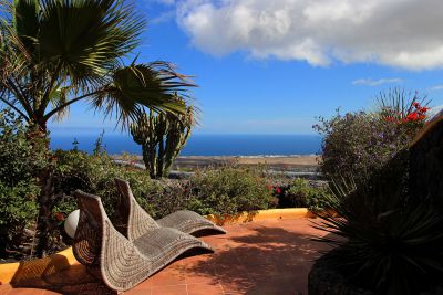 Ferienhaus Lanzarote L-068 Terrasse mit zwei Relaxliegen