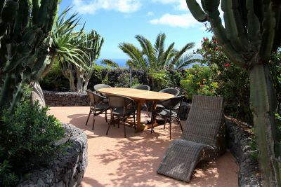 Ferienhaus Lanzarote L-068 Terrasse Relaxliege und Tisch