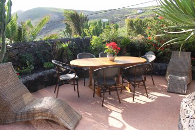 Ferienhaus Lanzarote L-068 Terrasse mit großem Esstisch