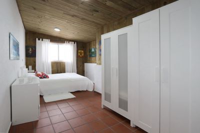Ferienhaus Teneriffa Nord 138 - Schlafzimmer mit Doppelbett und Kleiderschrank