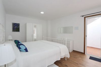 Ferienhaus Teneriffa Nord 138 - Schlafzimmer mit Doppelbett und Tür
