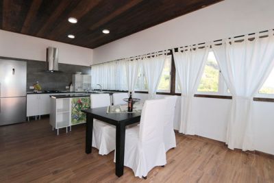 Ferienhaus TFN-138 Küche mit Esstisch und Fenster
