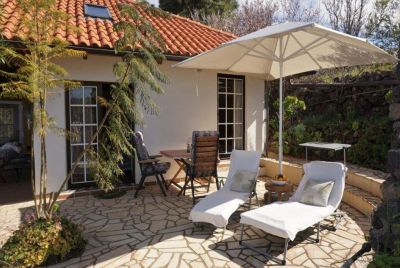 Ferienhaus Puntagorda Terrasse mit Sonnenliegen und Schirm