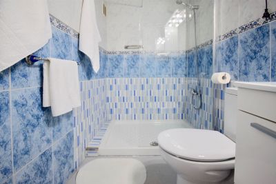 Dusche mit blauen Fliesen