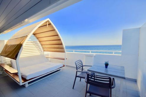Playa Blanca Ferienwohnung am Meer - Sonnenbett und Tisch