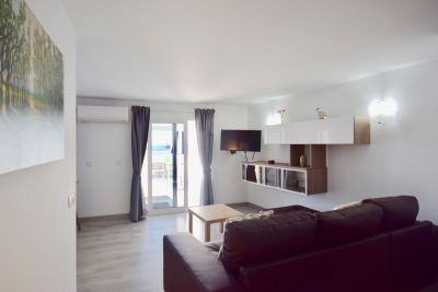 Ferienwohnung L-008 Wohnraum mit Couch und SAT-TV