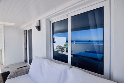 Playa Blanca Ferienwohnung direkt am Strand - Terrasse mit Couch L-008