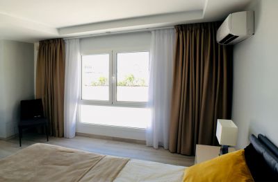 Schlafzimmer mit großem Fenster