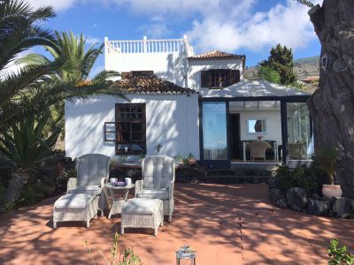 Finca P-060 La Palma / Terrasse mit Sonnenliegen und Wintergarten