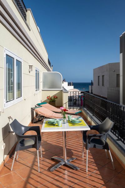 G-016 Ferienwohnung Puerto de Mogan Terrasse mit Sonnenliegen