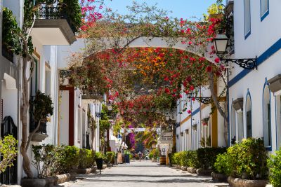 Puerto de Mogan blühende Gasse im alten Ortsteil