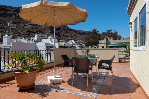 Penthouse in Puerto de Mogan Terrasse mit Gartenmöbeln und Sonnenschirm
